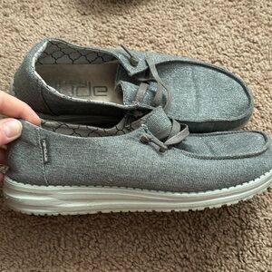 Sz 8.5 sparkle grey pattern Hey dudes!